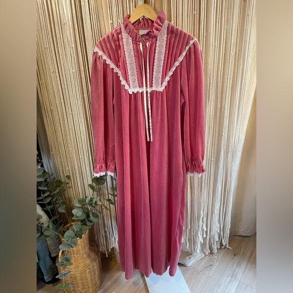 Gilligan & O'Malley Other - Vintage Gilligan O'Malley Pink Velvet Nightgown Robe with white lace trim